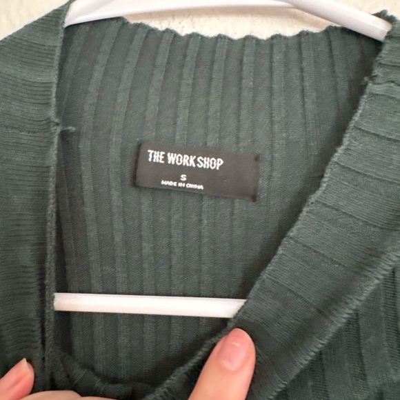 Elegant Green Ribbed Knit Dress - Picture 5 of 6